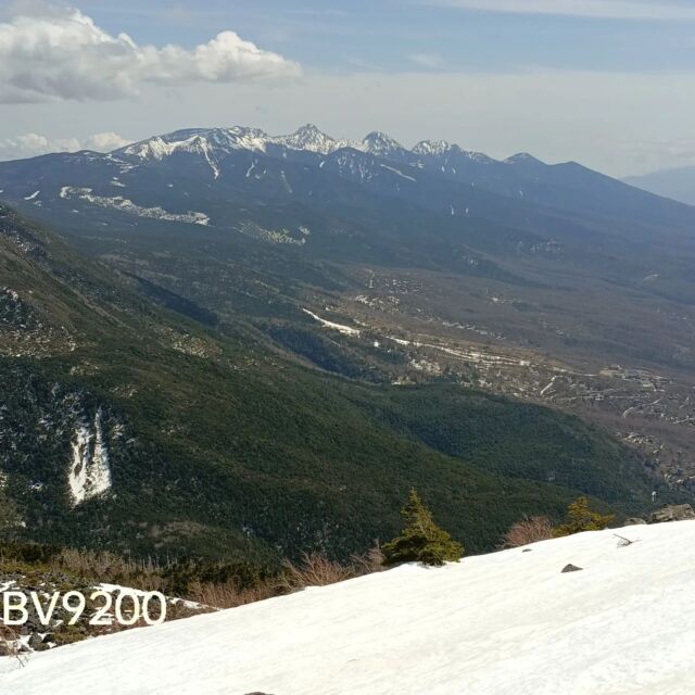 久々に爽快な画像を。しばらくぶりの雪山登山、蓼科山の頂上からの八ヶ岳連峰。