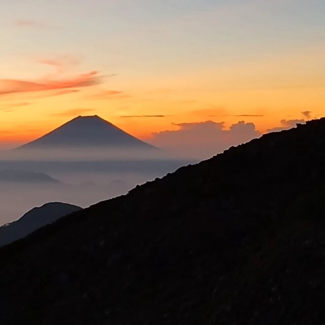 赤石岳にいっておりました。
信じられないかもしれませんが、夜は５℃くらいなのでストーブ必須。
あこがれの赤石岳避難小屋に泊まれて、なぜか新潟の教育事情で盛り上がってしまいました。
本日8/15〜　夏期講習後半戦です。